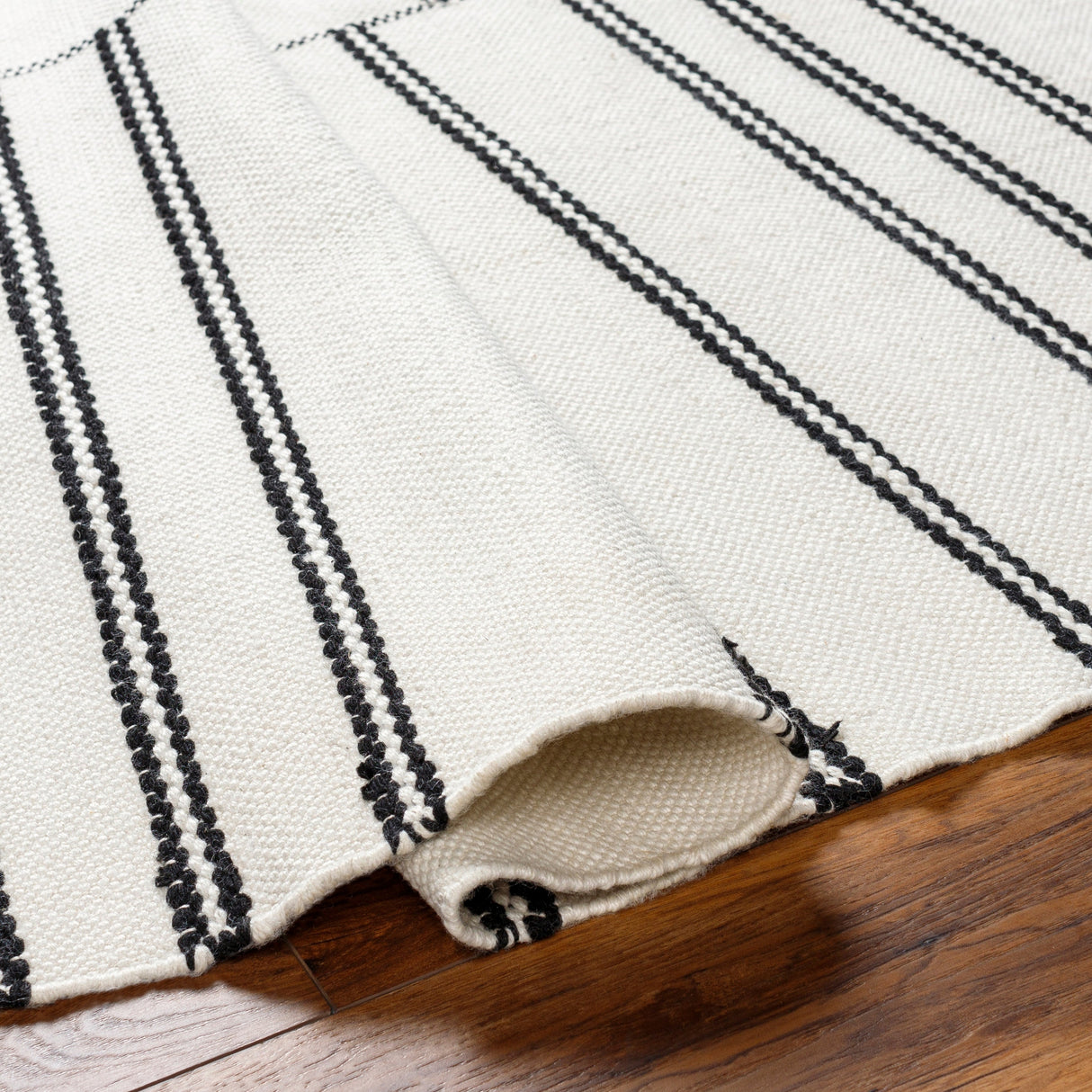 Surya Azalea Aza-2333 Ivory, Black Rug.