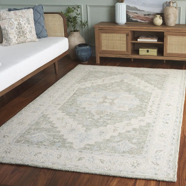 Safavieh Heritage 4'-0" x 6'-0" Rug in Light Green / Beige