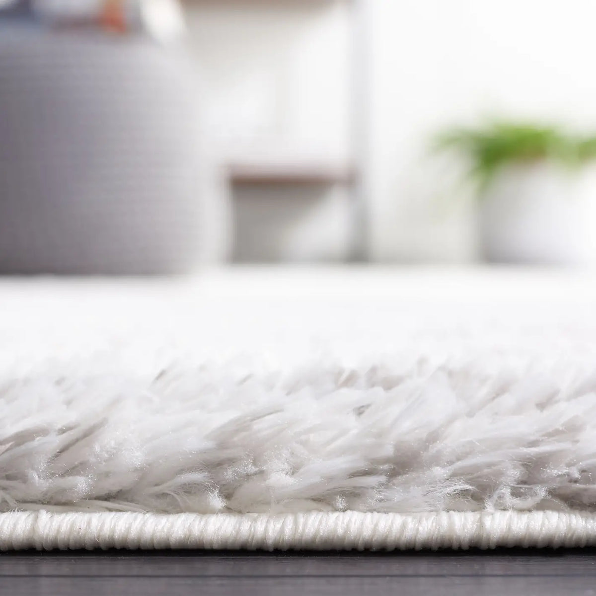 Safavieh Tahoe Shag 4'-0" x 6'-0" Rug in Ivory / Grey