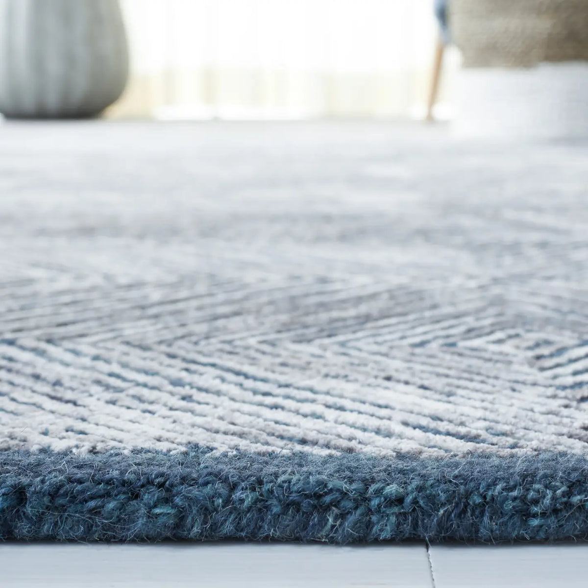 Safavieh Soho 4'-0" x 6'-0" Rug in Dark Grey / Ivory