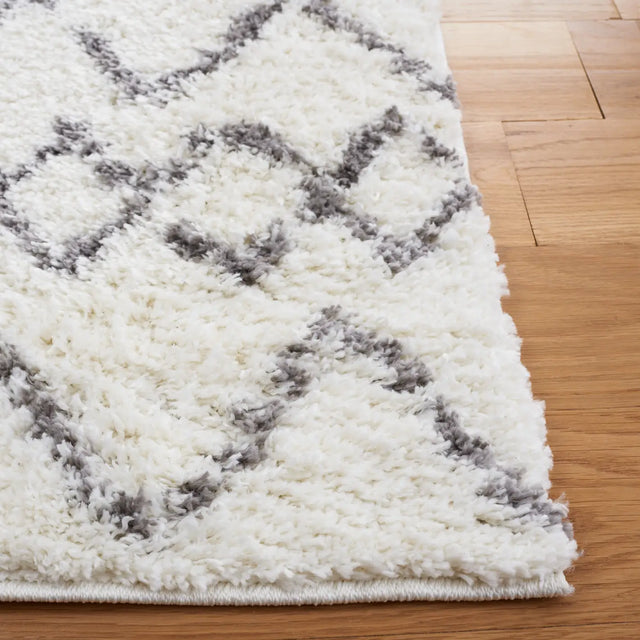 Safavieh Berber Shag 4'-0" x 6'-0" Rug in Cream / Light Grey