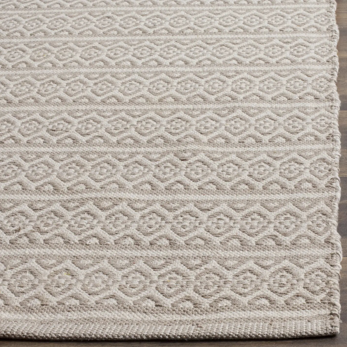 Safavieh Montauk 6'-0" x 9'-0" Rug in Ivory / Grey