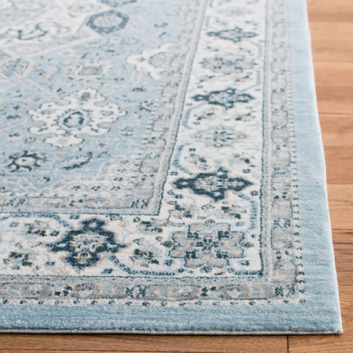 Safavieh Isabella 4'-0" x 6'-0" Rug in Blue / Creme