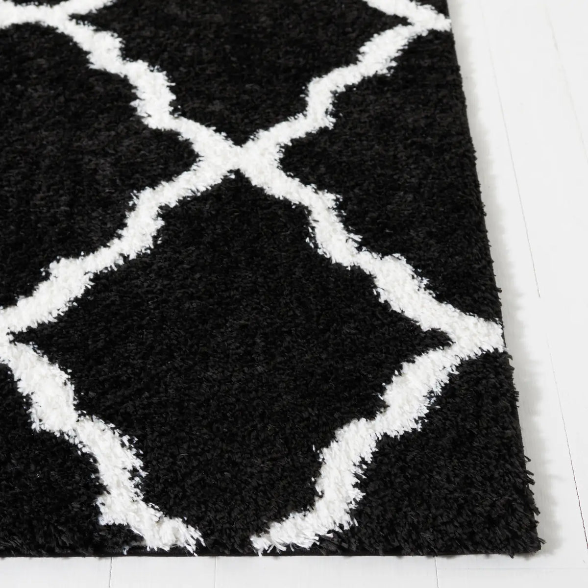Safavieh Tahoe Shag 4'-0" x 6'-0" Rug in Black / White
