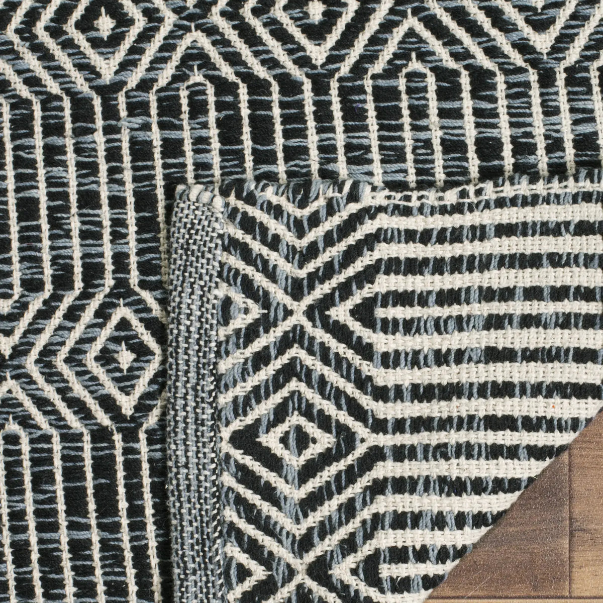 Safavieh Montauk 5'-0" x 7'-0" Rug in Ivory / Dark Grey