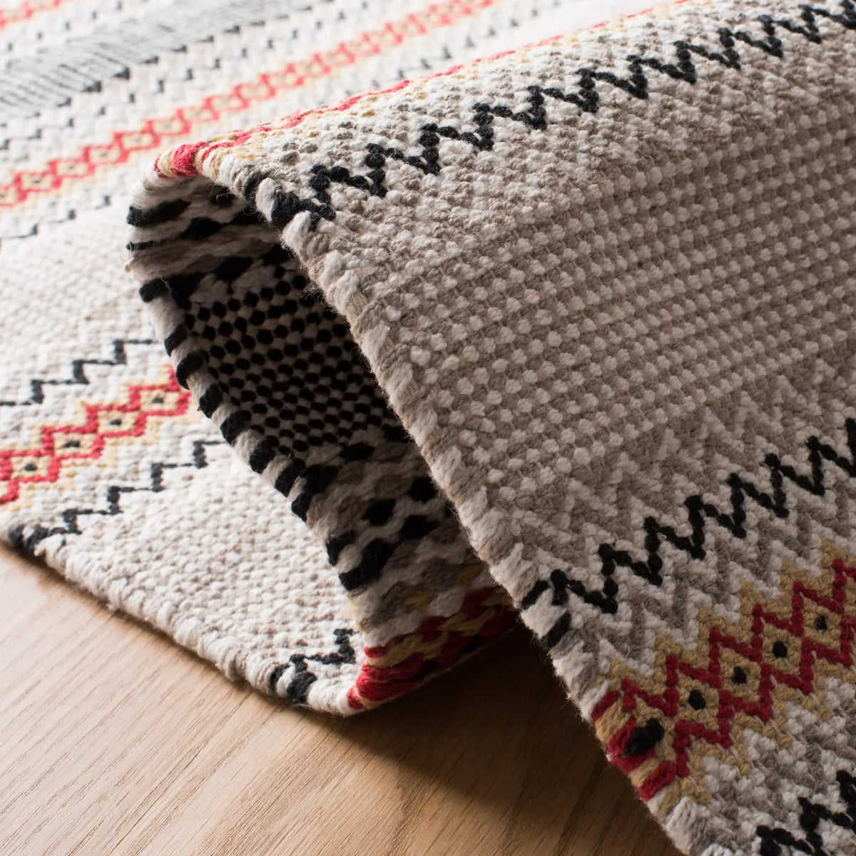 Safavieh Montauk 4'-0" x 6'-0" Rug in Red / Beige