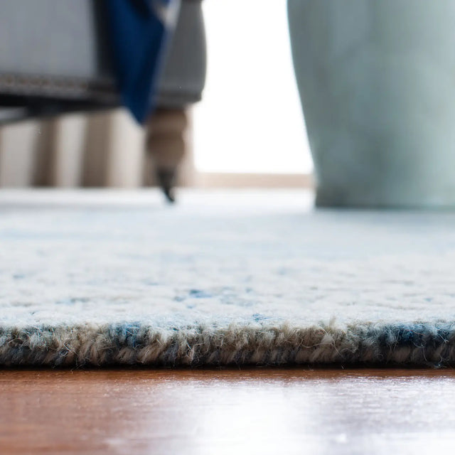 Safavieh Glamour 5'-0" x 8'-0" Rug in Blue / Ivory