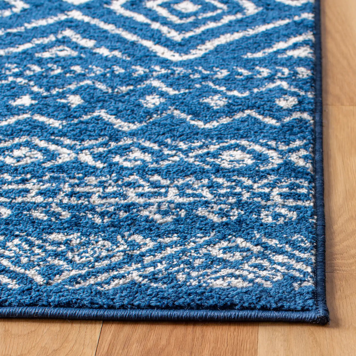 Safavieh Tulum 4'-0" x 6'-0" Rug in Navy / Ivory