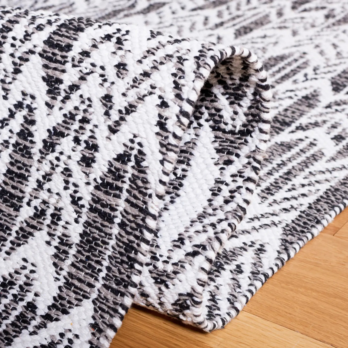 Safavieh Montauk 5'-0" x 8'-0" Rug in Black / Ivory