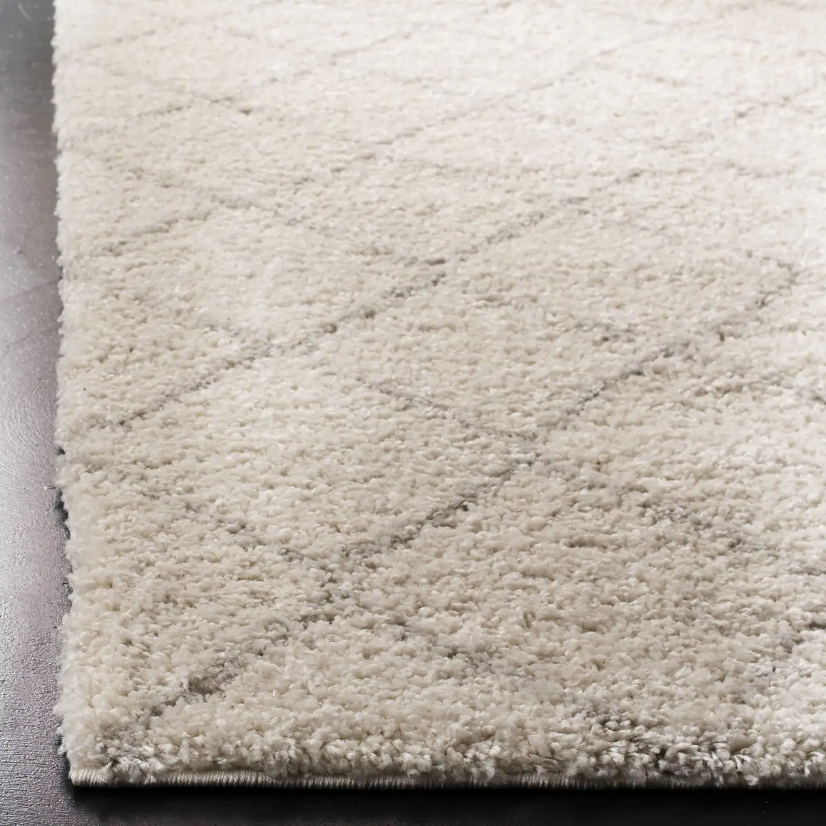 Safavieh Arizona Shag 4'-0" x 6'-0" Rug in Ivory / Beige