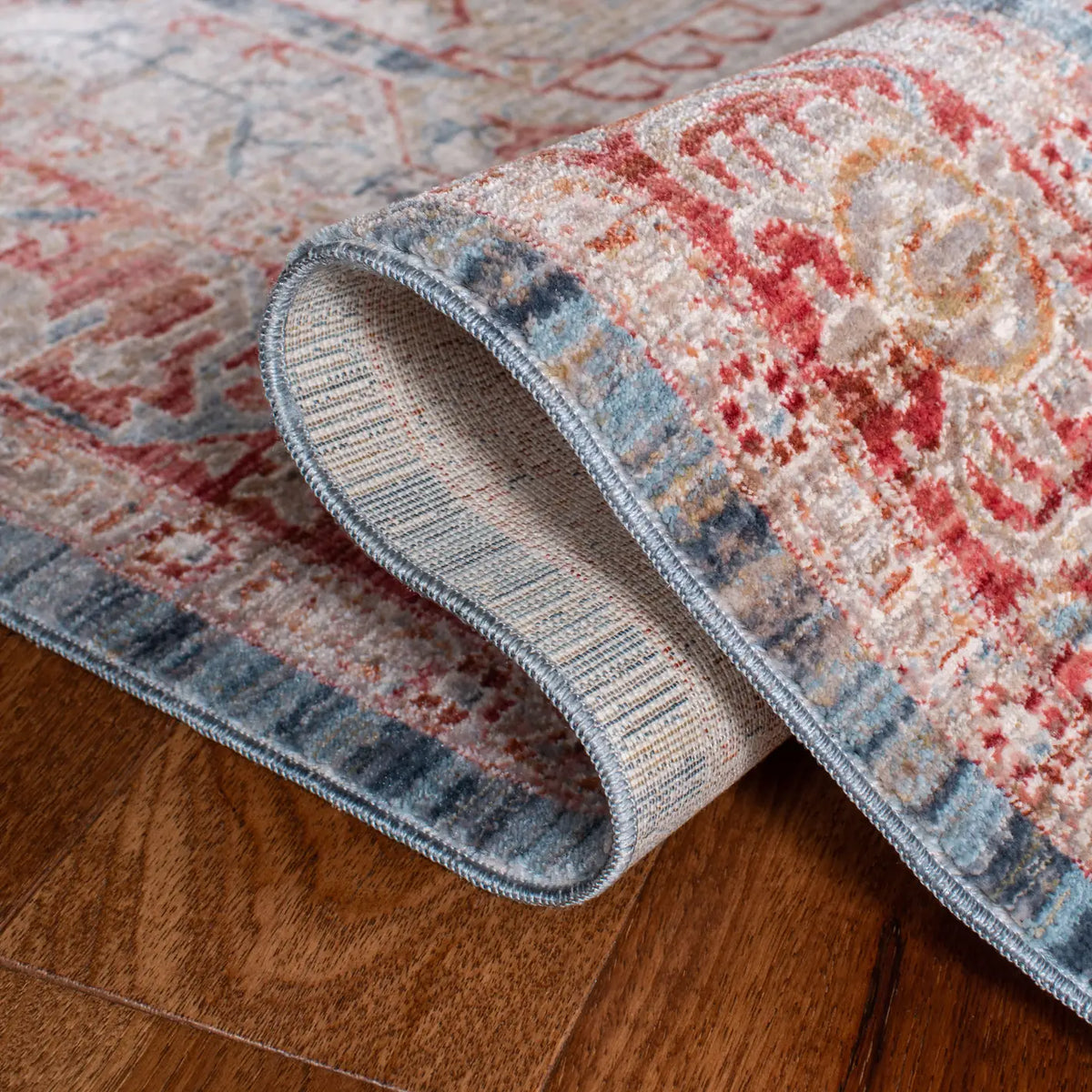 Safavieh Kenitra 600 4'-0" x 6'-0" Rug in Blue / Red