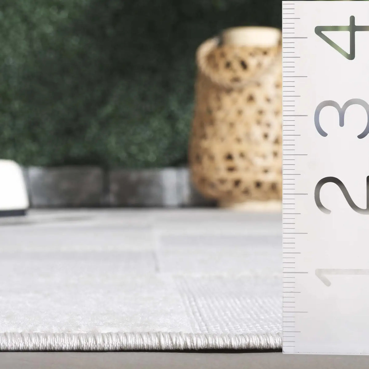 Safavieh Stella 4'-0" x 6'-0" Rug in Ivory