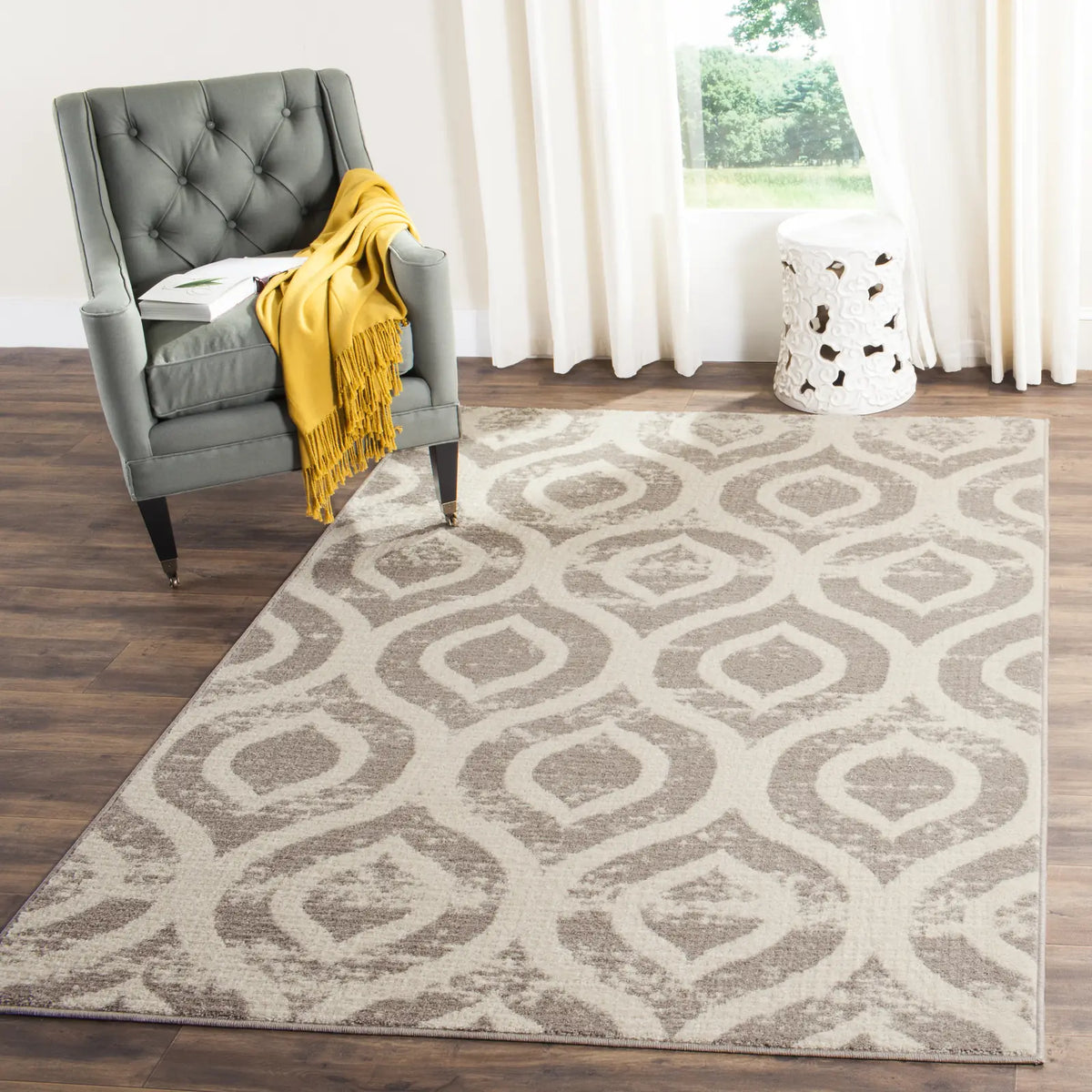 Safavieh Amsterdam 5'-1" x 7'-6" Rug in Ivory / Mauve
