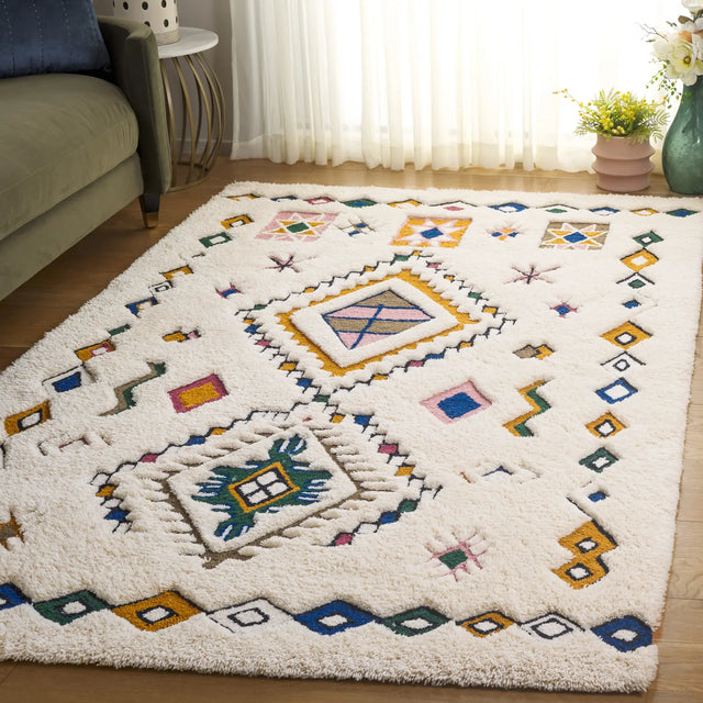 Safavieh Casablanca 4'-0" x 6'-0" Rug in Ivory / Green