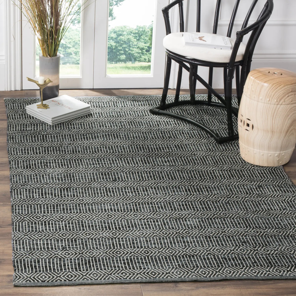 Safavieh Montauk 5'-0" x 7'-0" Rug in Ivory / Dark Grey