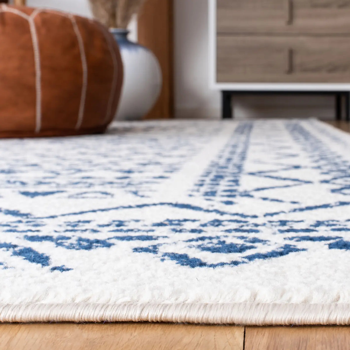 Safavieh Tulum 4'-0" x 6'-0" Rug in Ivory / Navy