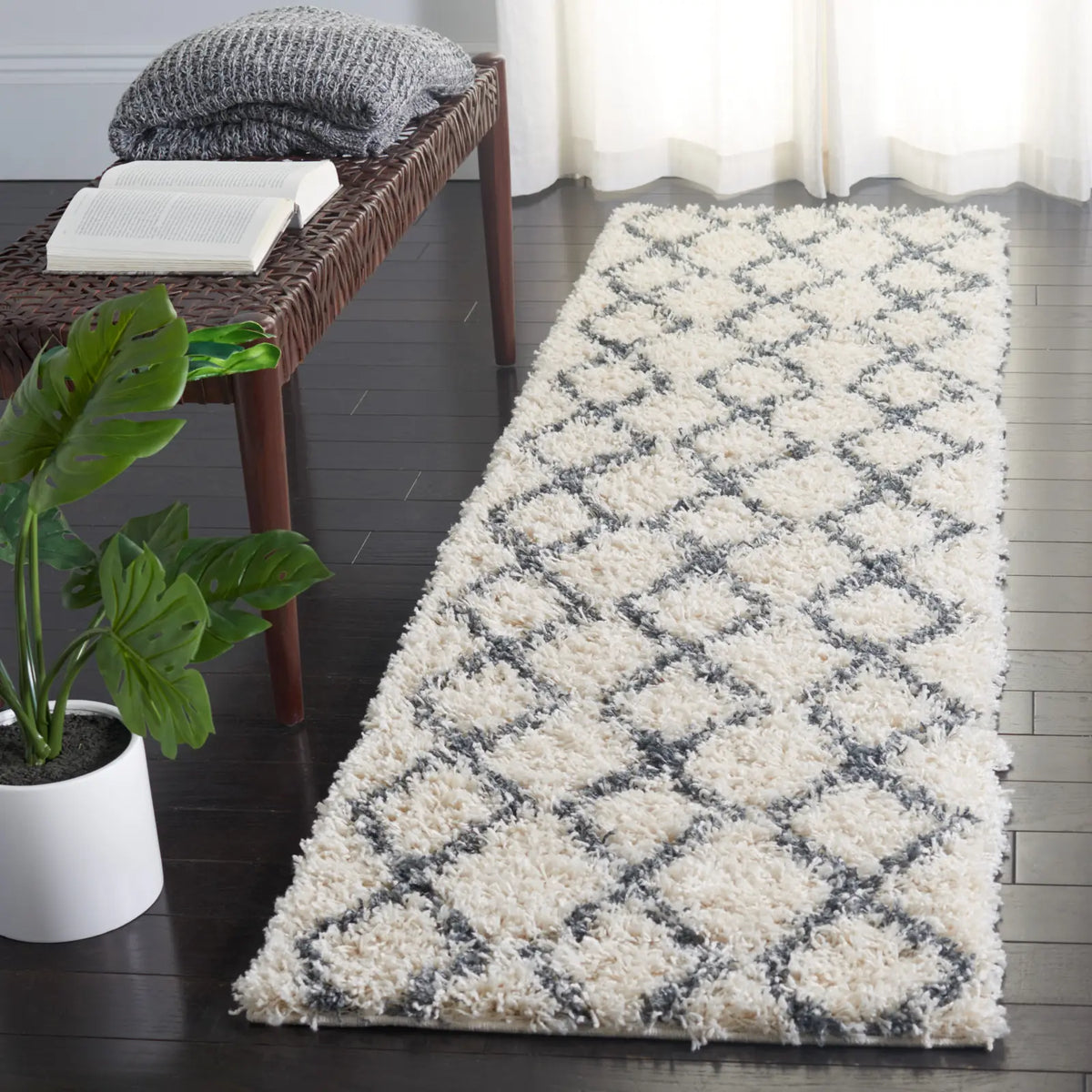 Safavieh Venus Shag 600 2'-2" x 8'-0" Rug in Ivory / Dark Grey