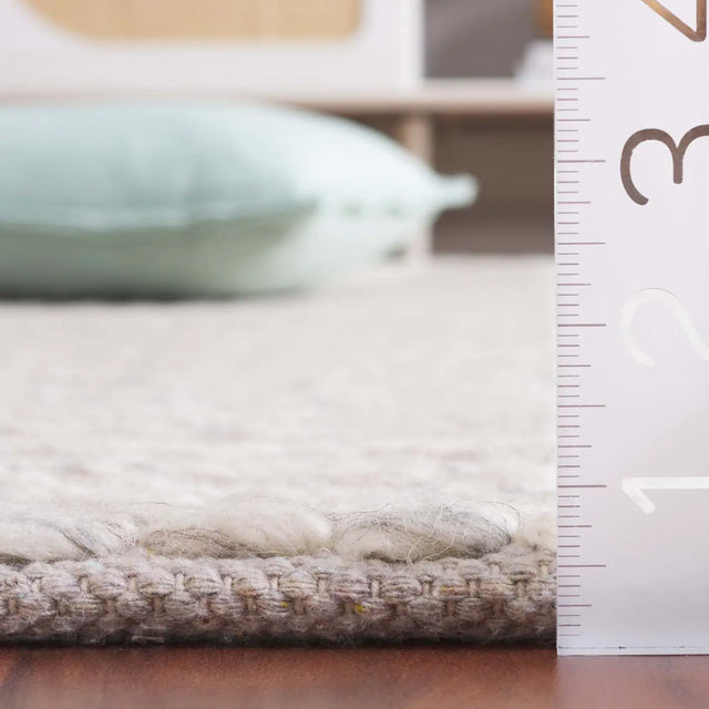 Safavieh Vermont 4'-0" x 6'-0" Rug in Brown / Silver