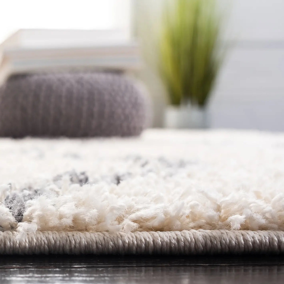 Safavieh Venus Shag 600 4'-0" x 6'-0" Rug in Ivory / Grey