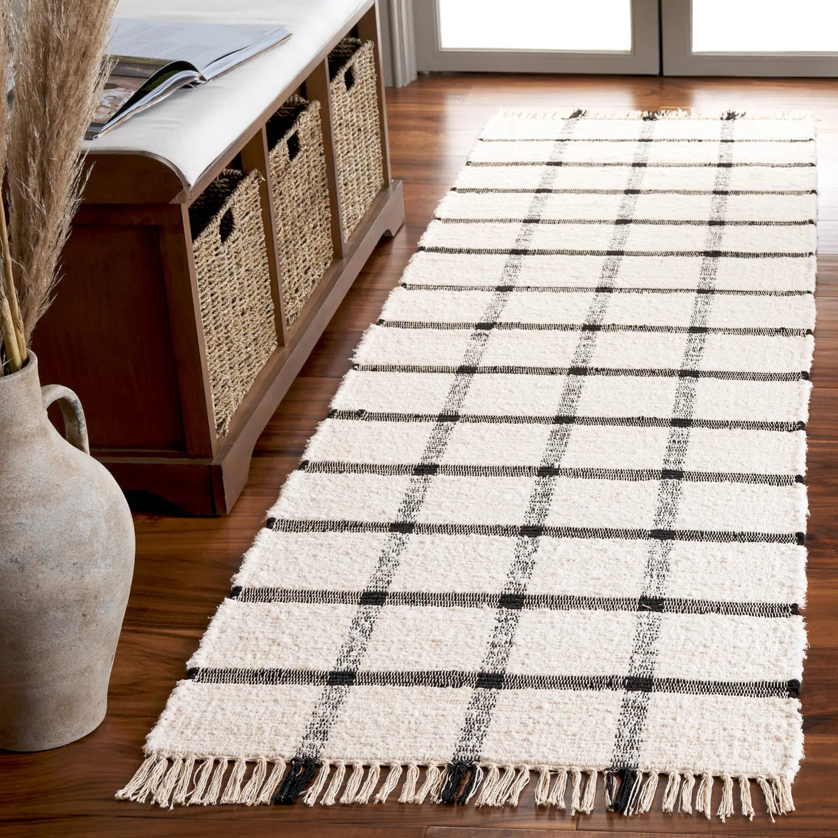 Safavieh Montauk 2'-3" x 8'-0" Rug in Ivory / Black