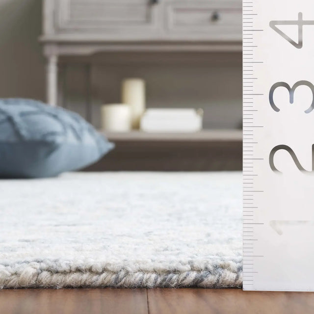 Safavieh Pine 4'-0" x 6'-0" Rug in Light Blue / Ivory