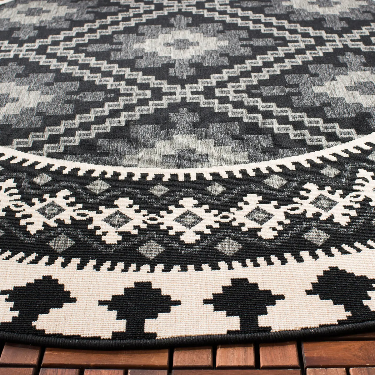 Safavieh Veranda 6'-7" x 6'-7" Rug in Black / Creme