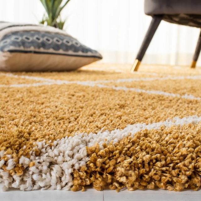 Safavieh Hudson Shag 4'-0" x 6'-0" Rug in Gold / Ivory
