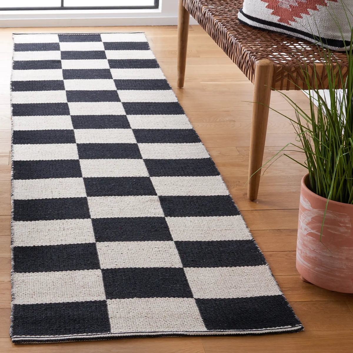 Safavieh Montauk 2'-3" x 9'-0" Rug in Black / Ivory