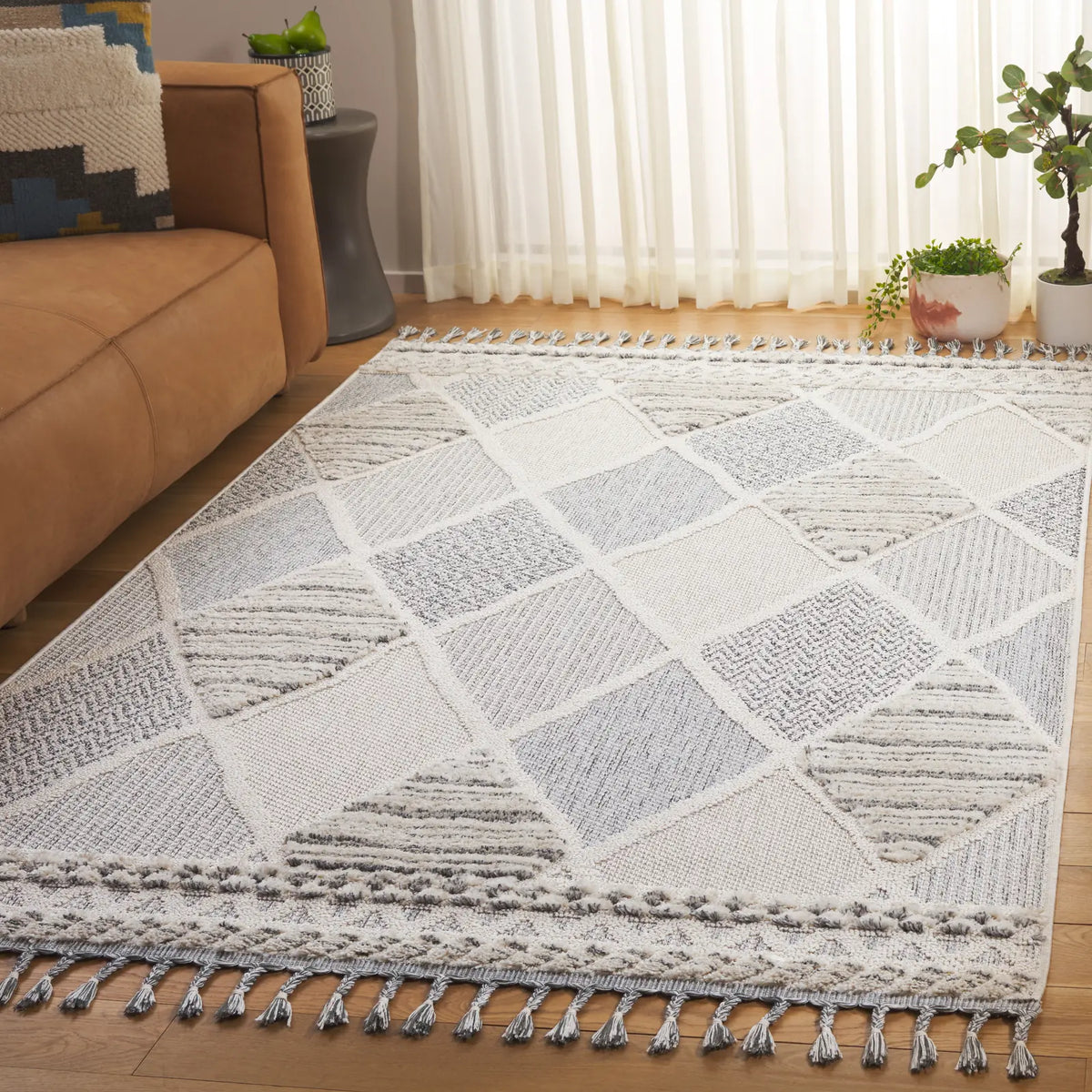 Safavieh Chloe 4'-0" x 6'-0" Rug in Ivory / Grey
