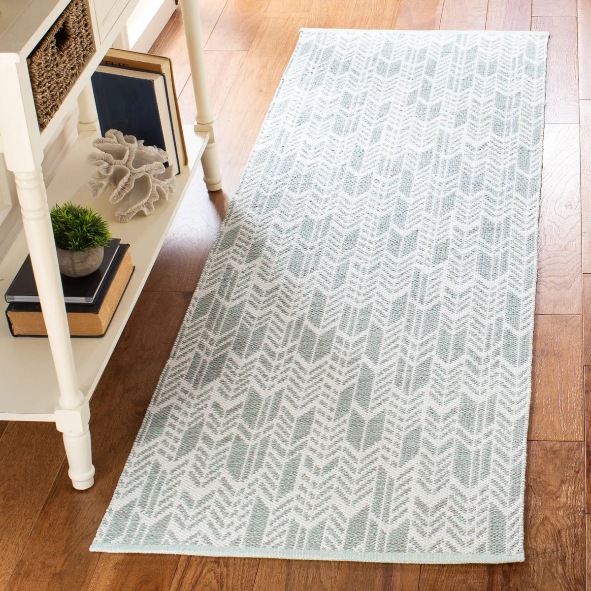 Safavieh Montauk 2'-3" x 7'-0" Rug in Light Green / Ivory