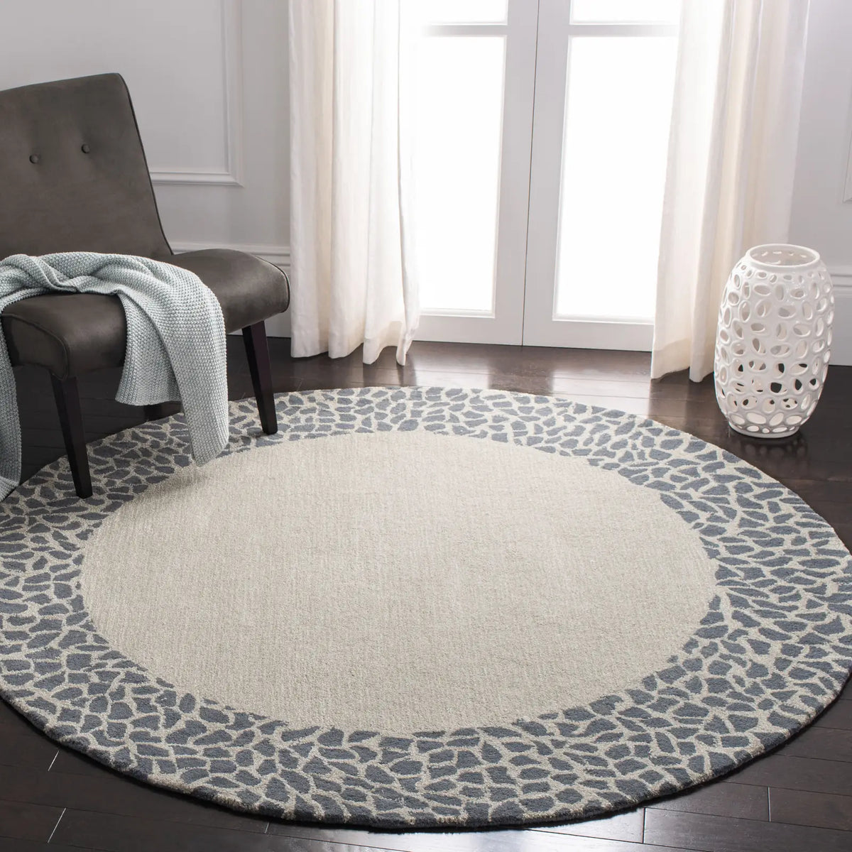 Safavieh Soho 6'-0" x 6'-0" Rug in Silver / Grey