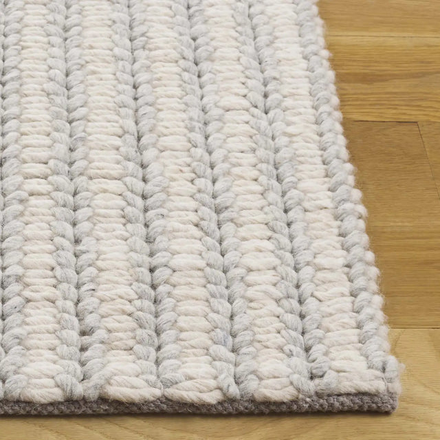 Safavieh Manhattan 4'-0" x 6'-0" Rug in Ivory / Grey