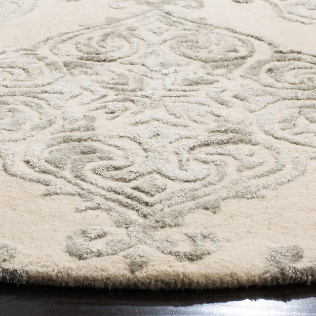 Safavieh Glamour 6'-0" x 6'-0" Rug in Ivory / Silver