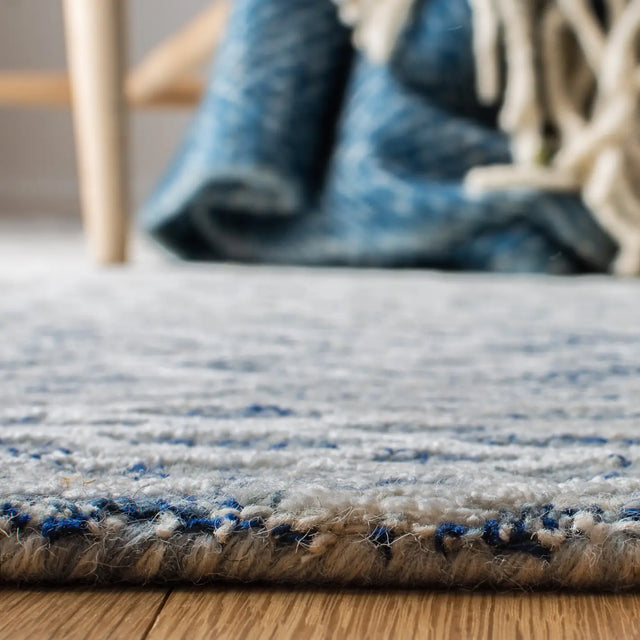 Safavieh Glamour 4'-0" x 6'-0" Rug in Blue / Ivory