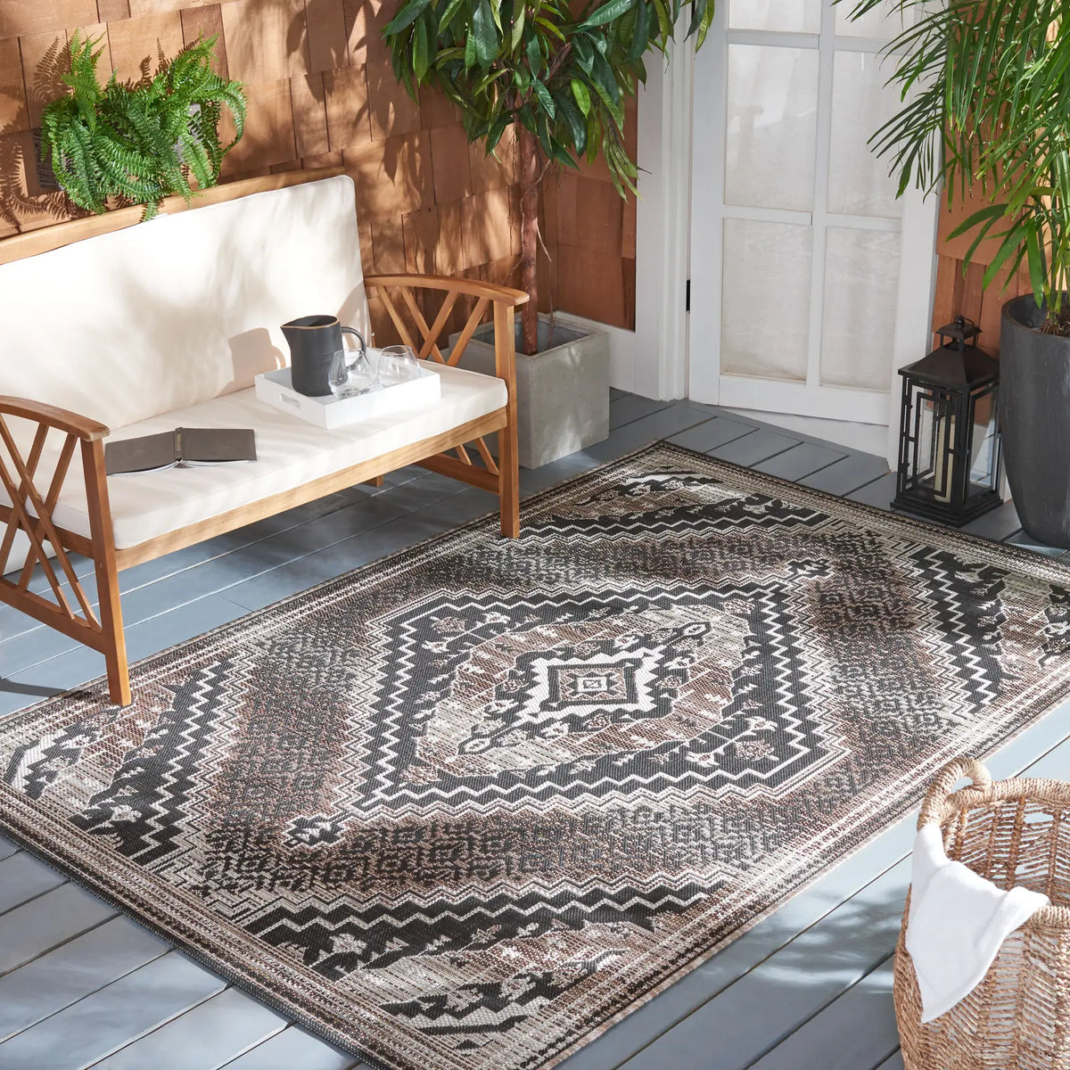 Safavieh Havana 4'-5" x 6'-5" Rug in Light Brown / Black