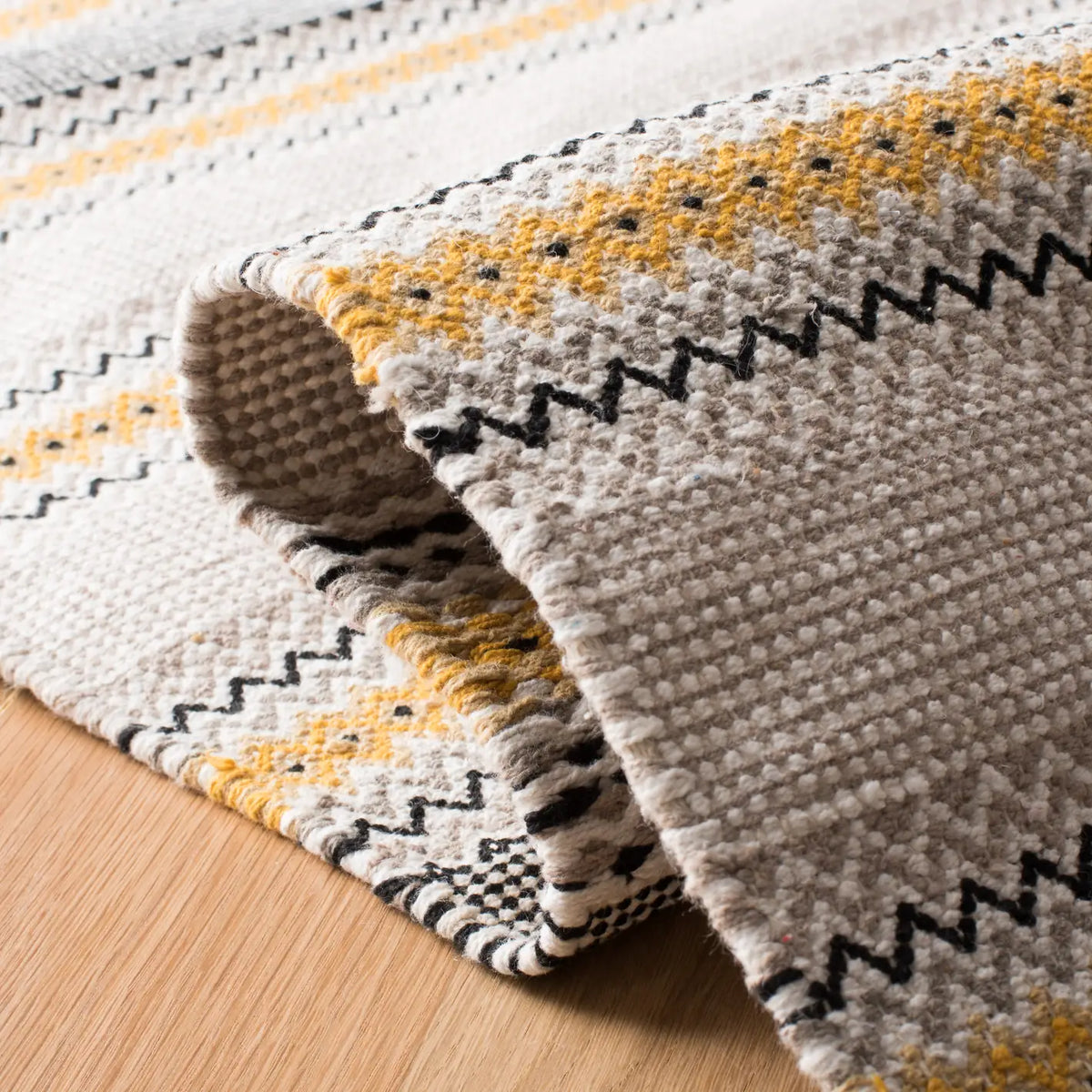 Safavieh Montauk 4'-0" x 6'-0" Rug in Gold / Beige