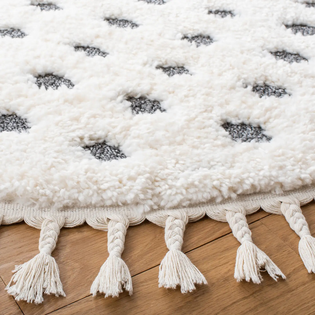 Safavieh Moroccan Tassel Shag 6'-7" x 6'-7" Rug in Ivory / Grey