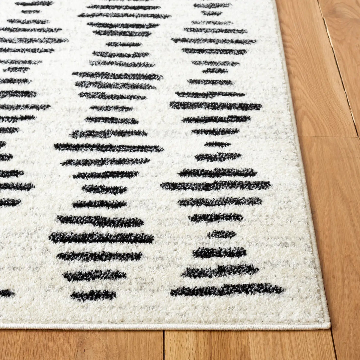Safavieh Tulum 4'-5" x 6'-5" Rug in Ivory / Black