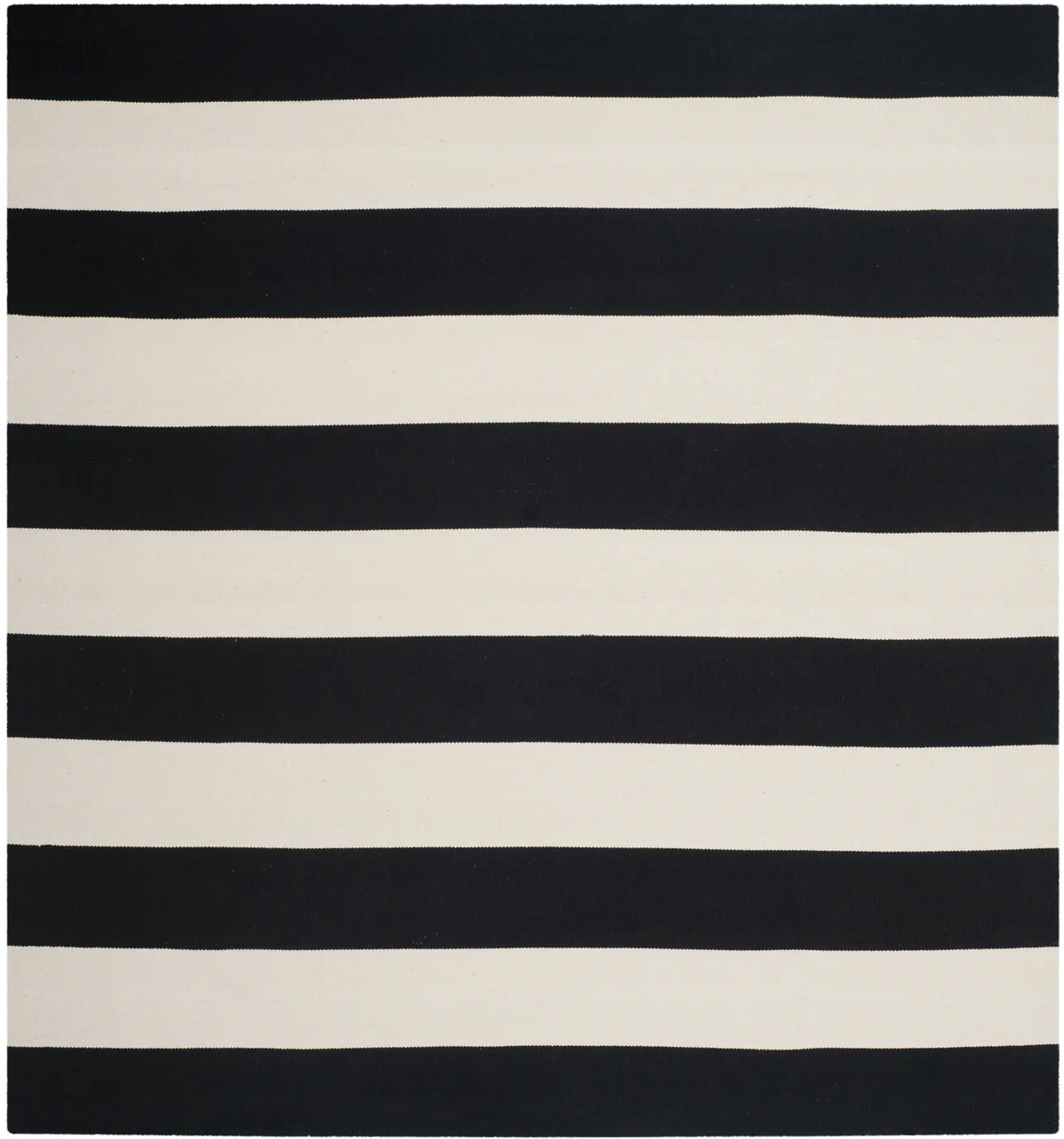 Safavieh Montauk 5'-0" x 5'-0" Rug in Black / Ivory