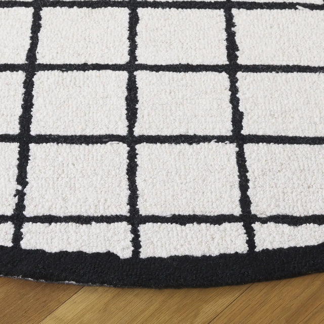 Safavieh Genre 6'-0" x 6'-0" Rug in Ivory / Black