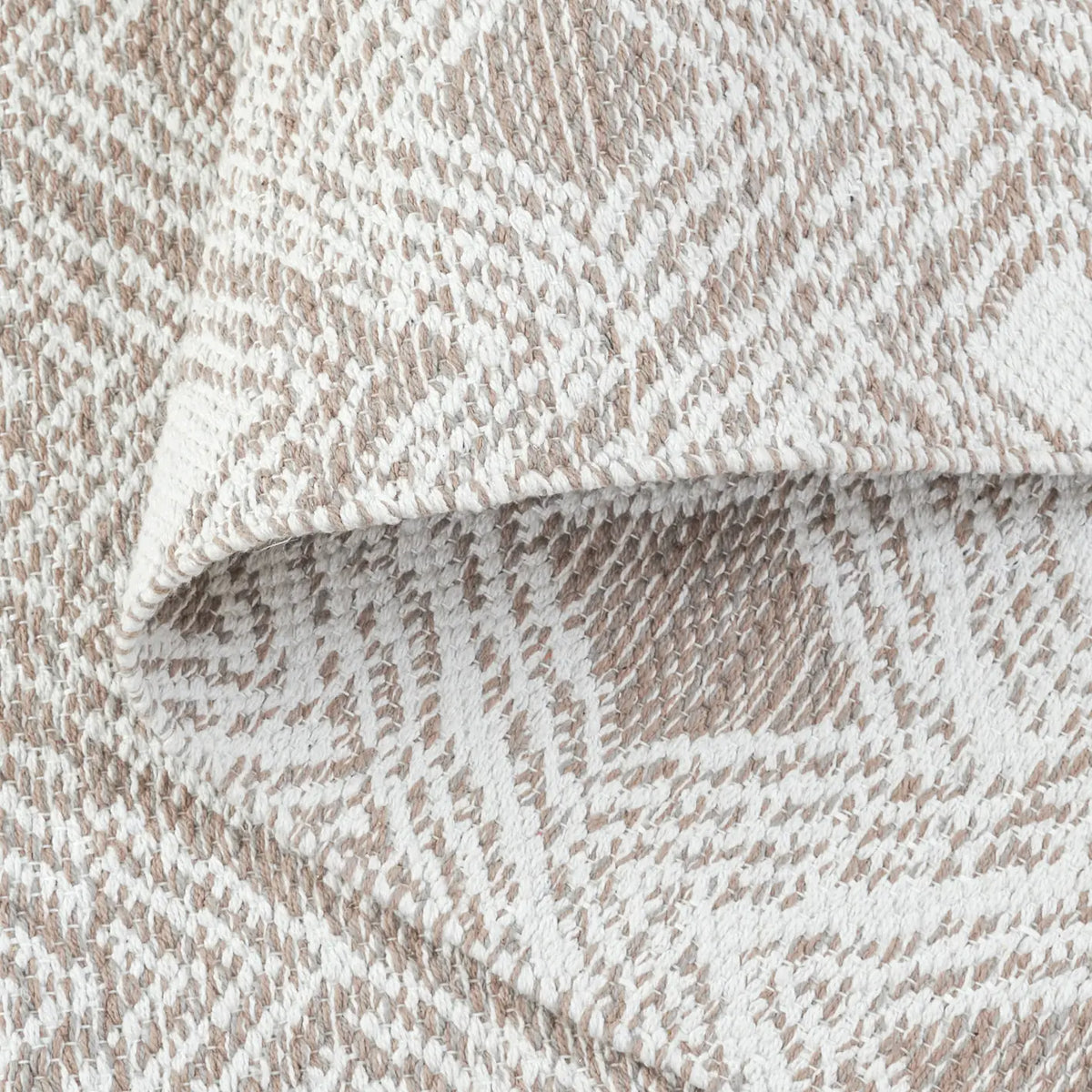 Safavieh Montauk 5'-0" x 8'-0" Rug in Beige / Ivory