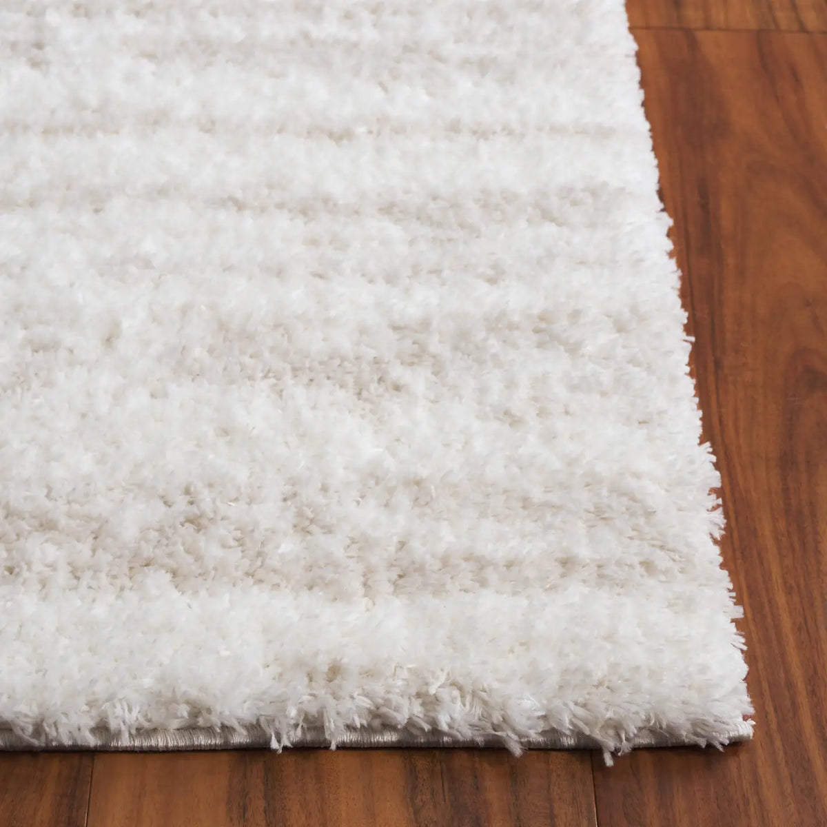 Safavieh Tahoe Shag 4'-0" x 6'-0" Rug in Ivory / Beige