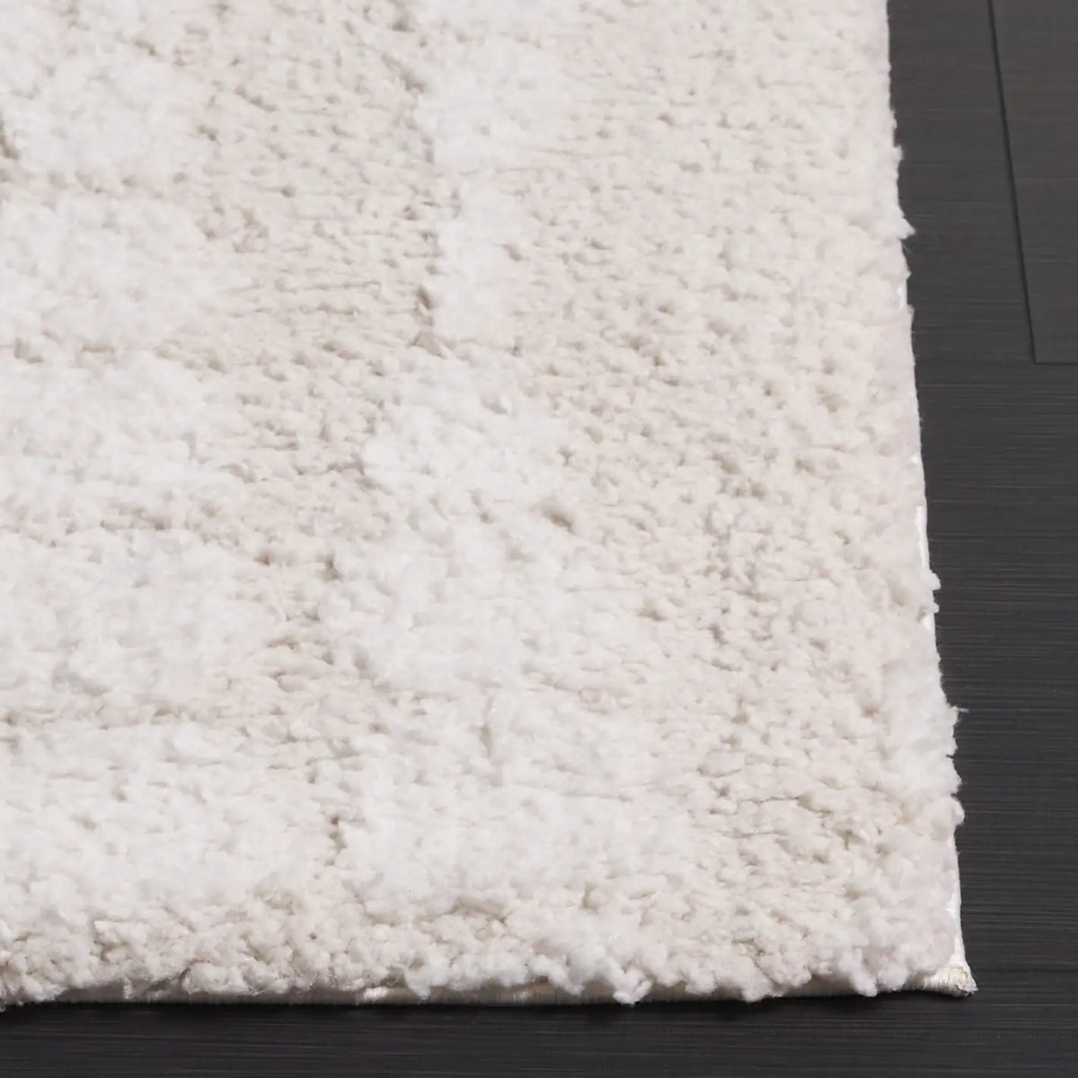 Safavieh Rumi Shag 4'-0" x 6'-0" Rug in Ivory / Light Beige