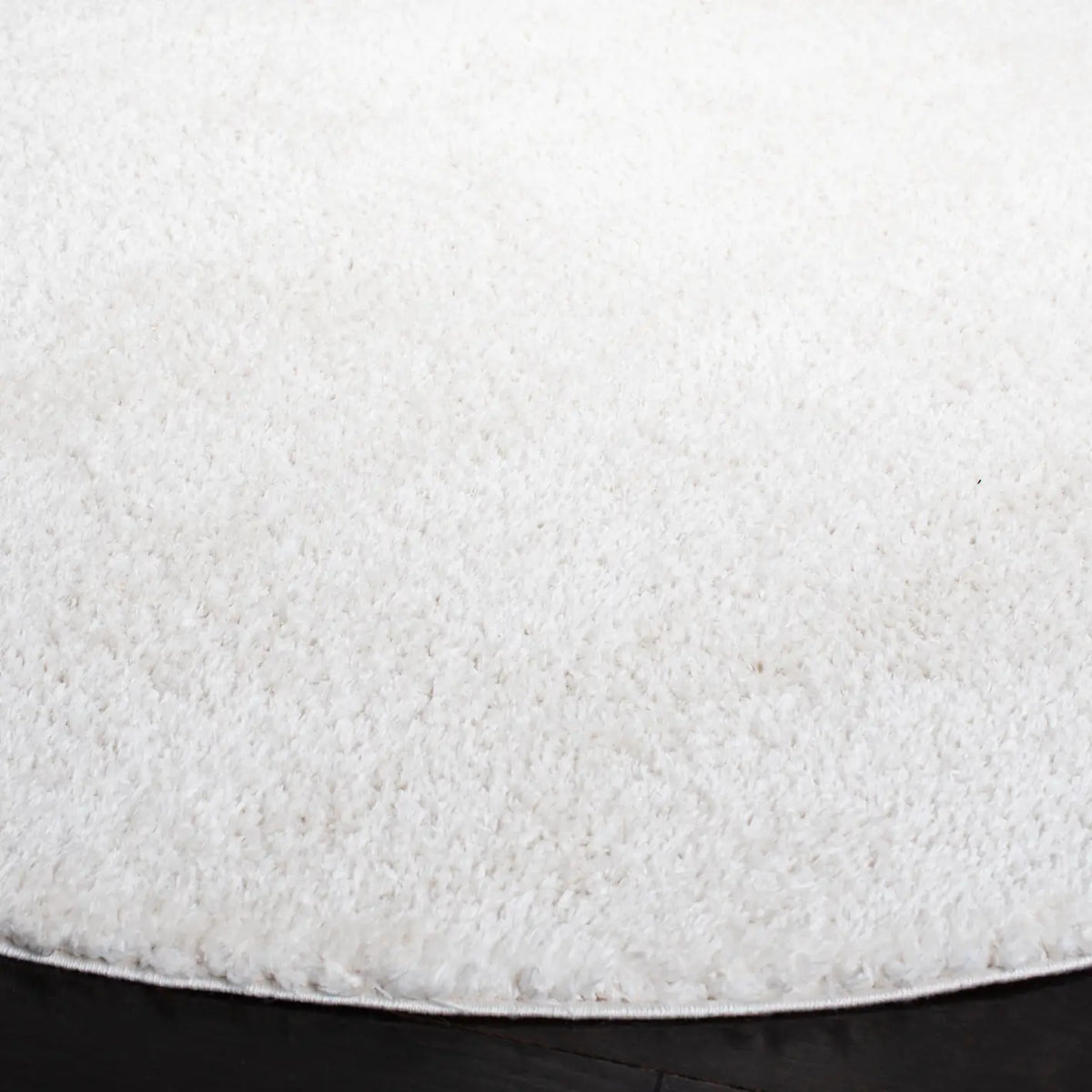 Safavieh Decora Shaggy 6'-7" x 6'-7" Rug in Ivory