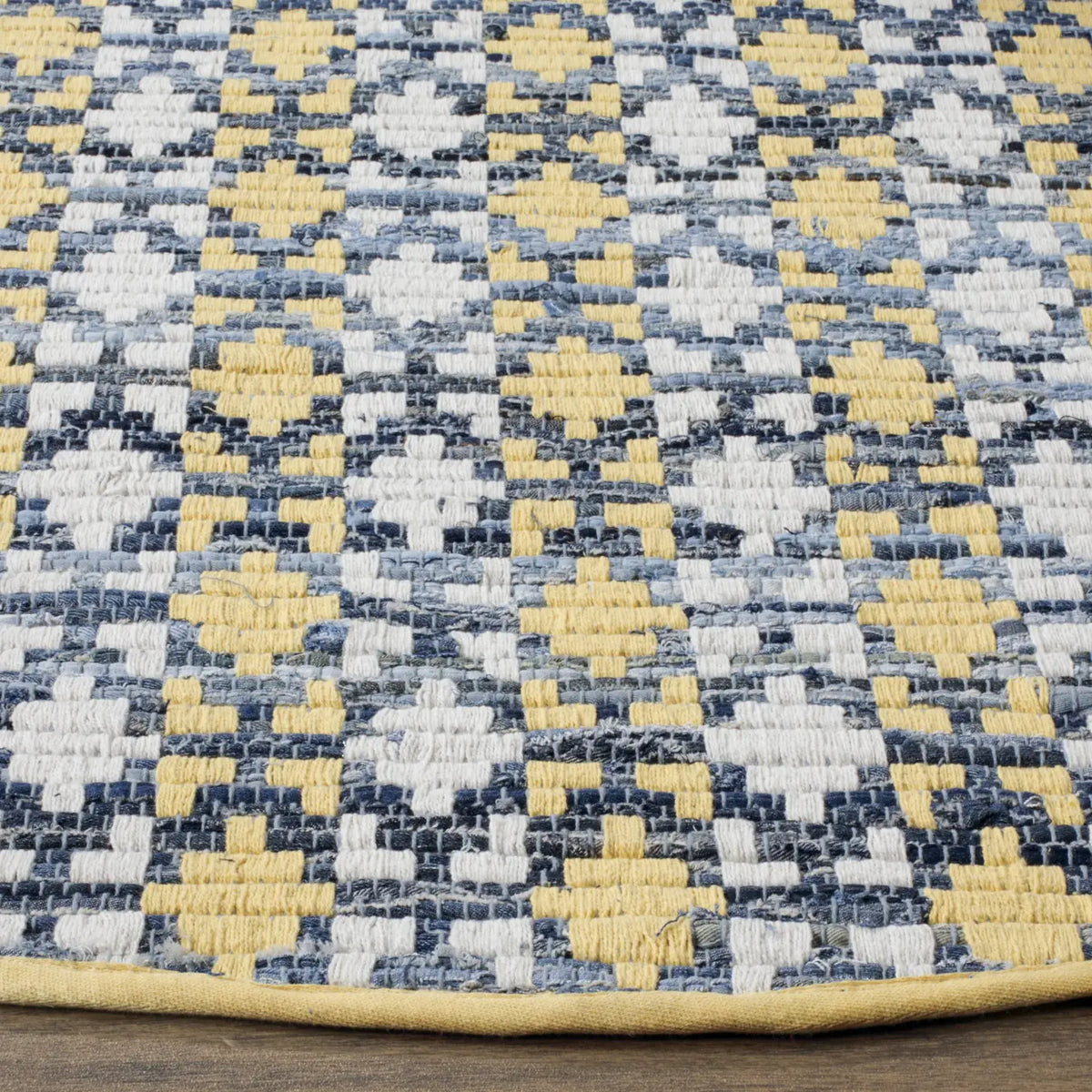 Safavieh Montauk 6'-0" x 6'-0" Rug in Gold / Multi