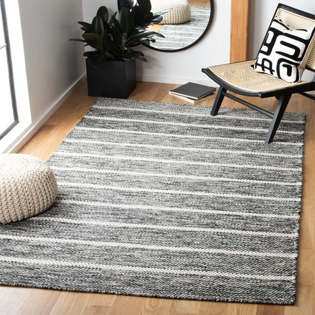 Safavieh Vermont 4'-0" x 6'-0" Rug in Black / Ivory