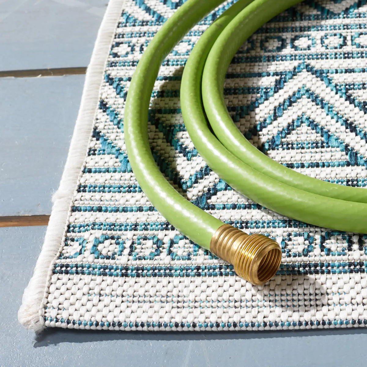 Safavieh Courtyard 4'-0" x 5'-7" Rug in Ivory / Turquoise