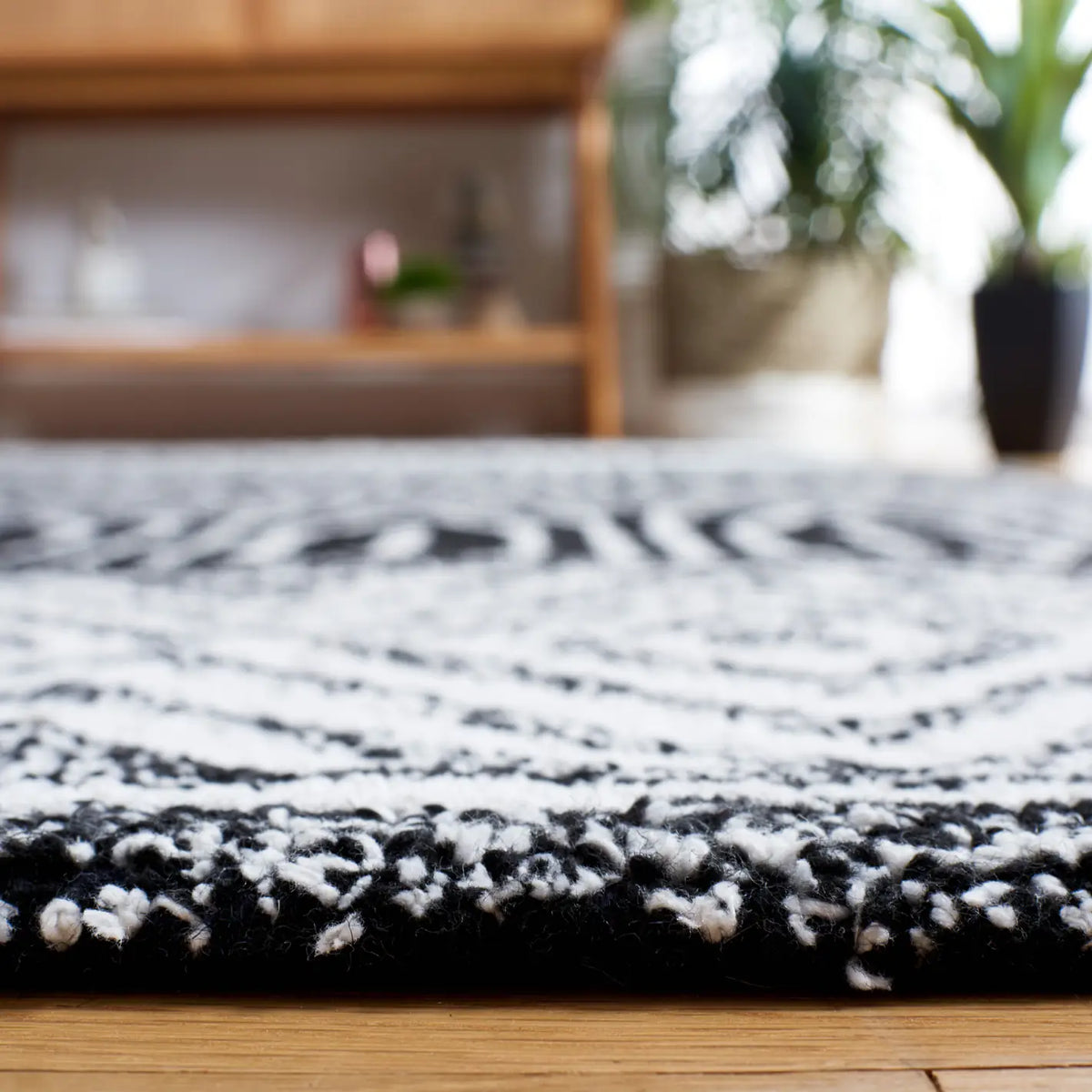 Safavieh Capri 4'-0" x 6'-0" Rug in Ivory / Black