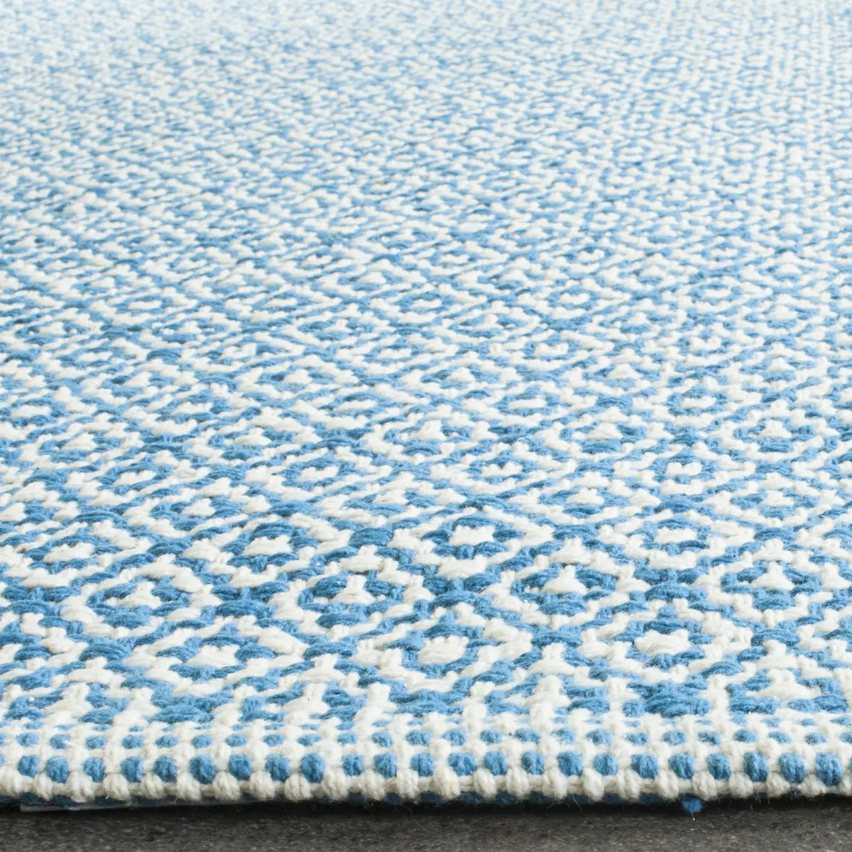 Safavieh Montauk 5'-0" x 7'-0" Rug in Ivory / Blue