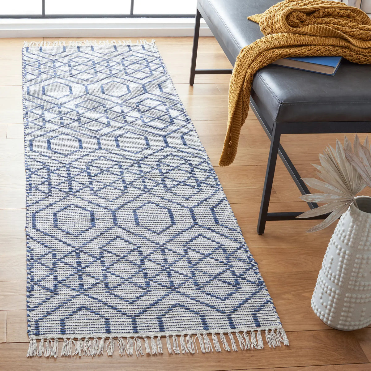 Safavieh Montauk 2'-3" x 7'-0" Rug in Navy / Beige